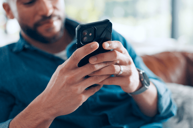 přes API/mzdový  systém